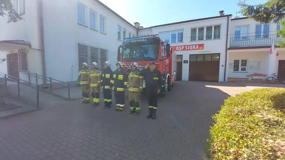 Interwencja OSP Sidra w Biernikach – usuwanie gniazda owadów błonkoskrzydłych