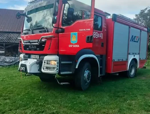 Powalone drzewo uszkodziło budynek gospodarczy w Podsutkach