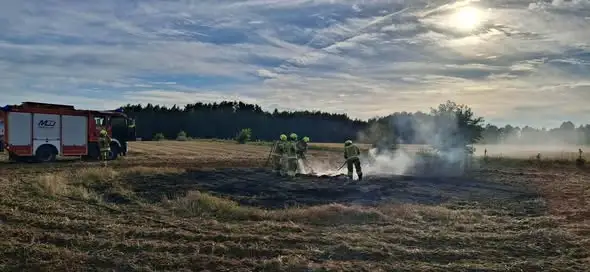 Pożar ścierniska w Chworościanach – strażacy w akcji