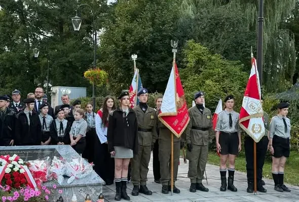 Uczniowie z Dąbrowy Białostockiej uczcili 87. rocznicę wybuchu II wojny światowej