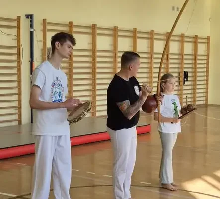 Capoeira w szkole w Sokolnikach — uczniowie mieli okazję spróbować brazylijskiej sztuki walki