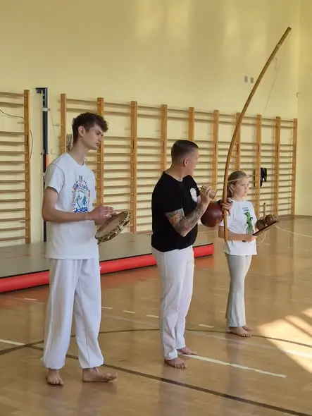 Capoeira w szkole w Sokolnikach — uczniowie mieli okazję spróbować brazylijskiej sztuki walki