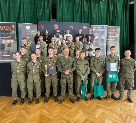 Uczniowie z Dąbrowy Białostockiej na podium turnieju piłkarzyków stołowych w Białymstoku