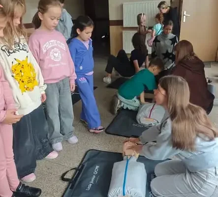 Uczennice klasy VIII uczyły młodszych, jak ratować życie