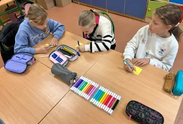 Uczniowie klasy 3b ze Szkoły w Sokolnikach łączą naukę angielskiego z kreatywnością
