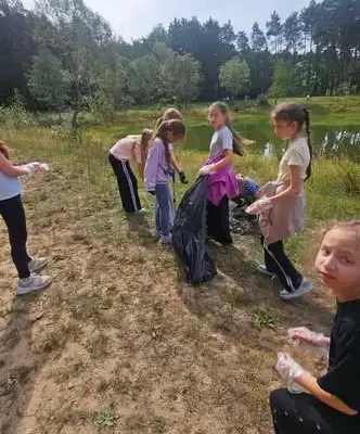 Uczniowie z Krynek posprzątali okolicę „Oczka” w 33. Akcji Sprzątanie Świata