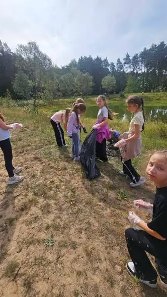Uczniowie z Krynek posprzątali okolicę „Oczka” w 33. Akcji Sprzątanie Świata
