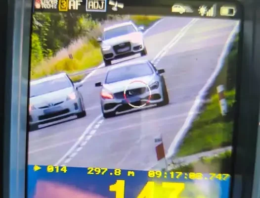 Kierowca Mercedesa stracił prawo jazdy na 3 miesiące. 77 km/h za szybko i zakaz wyprzedzania