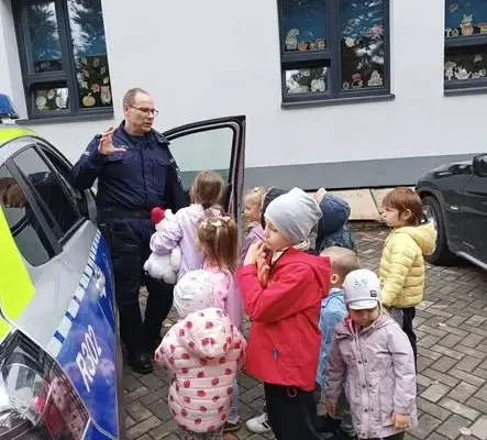 Policjant w przedszkolu: dzieci uczyły się bezpiecznego przechodzenia przez pasy
