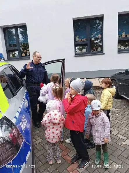 Policjant w przedszkolu: dzieci uczyły się bezpiecznego przechodzenia przez pasy