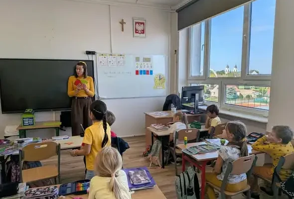 Pierwszaki z Wsuchowoli uczą się, jak działają słowa – nietypowa lekcja z pedagogiem