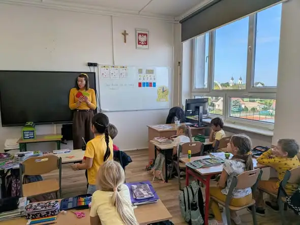 Pierwszaki z Wsuchowoli uczą się, jak działają słowa – nietypowa lekcja z pedagogiem