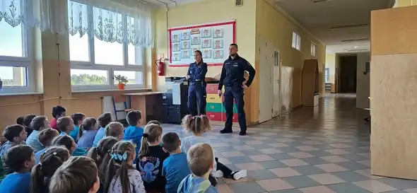 Policjanci odwiedzili uczniów w Suchowoli – lekcja bezpieczeństwa i odblaski dla najmłodszych