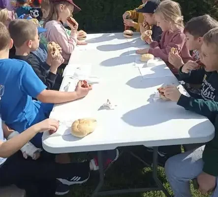 Zerówkowicze z Wsuchowoli na wycieczce w gospodarstwie w Radziach