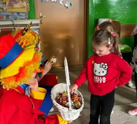 Dzień Uśmiechu w szkole: klauni, zadania i słodkie nagrody