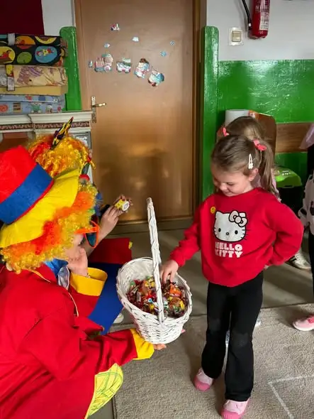 Dzień Uśmiechu w szkole: klauni, zadania i słodkie nagrody