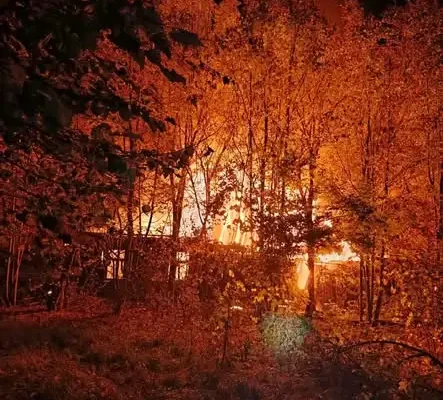 Pożar pustostanu i stodoły w Nowej Wsi. Akcja gaśnicza trwała kilka godzin