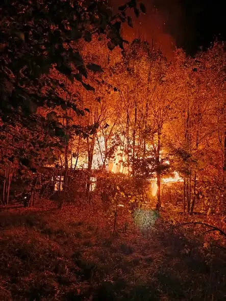 Pożar pustostanu i stodoły w Nowej Wsi. Akcja gaśnicza trwała kilka godzin