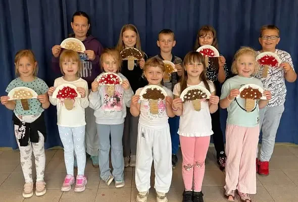 Jesienne grzybki na zajęciach plastycznych – kreatywna zabawa dzieci