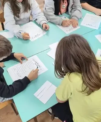 Dzień Poczty w świetlicy w Sokolnikach – dzieci napisały listy do siebie za rok