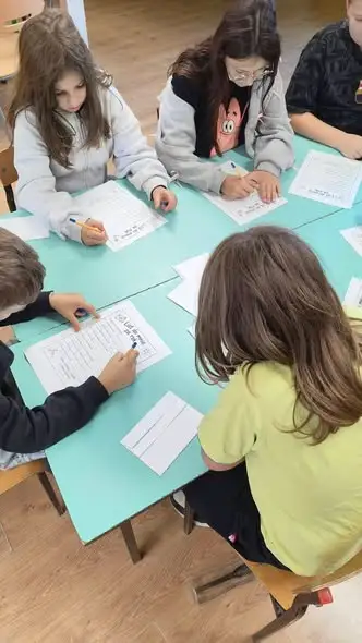 Dzień Poczty w świetlicy w Sokolnikach – dzieci napisały listy do siebie za rok