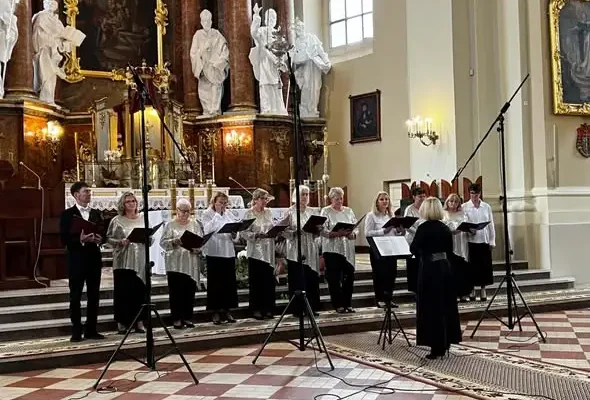 Dzień Seniora w Różanymstoku – chór z Krynek zaśpiewał dla Matki Bożej