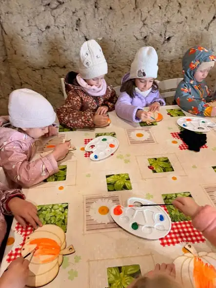 Przedszkolaki z Sokolnik odwiedziły Wiejskie Podwórko w Poniatówku