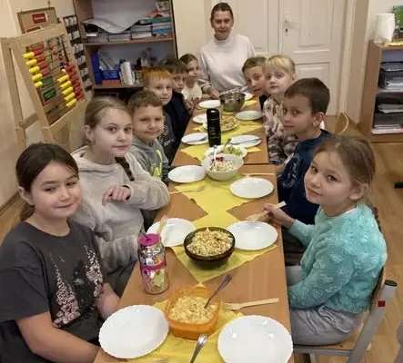 Uczniowie klasy III przygotowali sałatkę jarzynową – lekcja zdrowego odżywiania