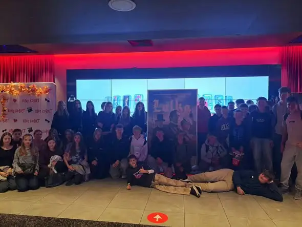 Uczniowie klas VII i VIII z wizytą w kinie Helios na filmie „Lalka”