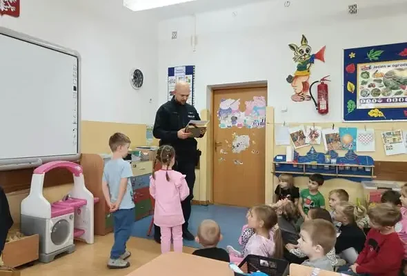 Przedszkolaki spotkały się z policjantem i uczyły się zasad bezpieczeństwa
