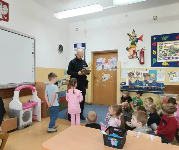 Przedszkolaki spotkały się z policjantem i uczyły się zasad bezpieczeństwa