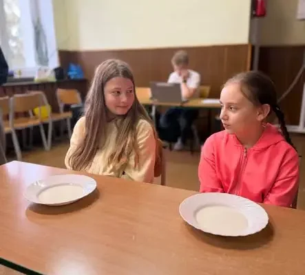 Otrzęsiny klasy czwartej w rytmie szkolnej dyskoteki