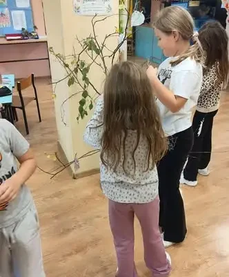 Jesienne drzewo talentów w świetlicy szkolnej w Sokołkach
