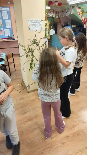 Jesienne drzewo talentów w świetlicy szkolnej w Sokołkach