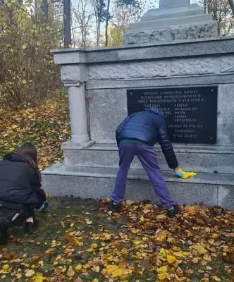 Wolontariusze ze Szkoły Podstawowej w Suchowoli uczcili pamięć bohaterów