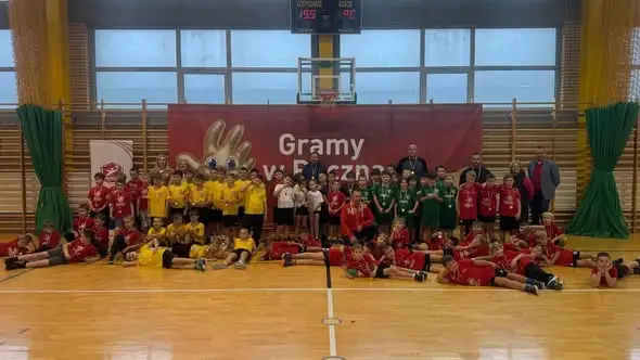 Turniej piłki ręcznej w Dąbrowie Białostockiej – sportowe emocje i medale dla młodych zawodników