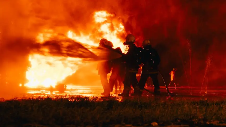 Pożar sadzy w kominie w Krynkach – interwencja trzech jednostek straży